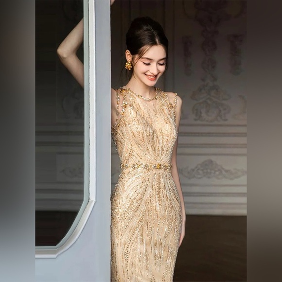 Elegant Gold Sequin Evening Gown - Picture 4 of 6